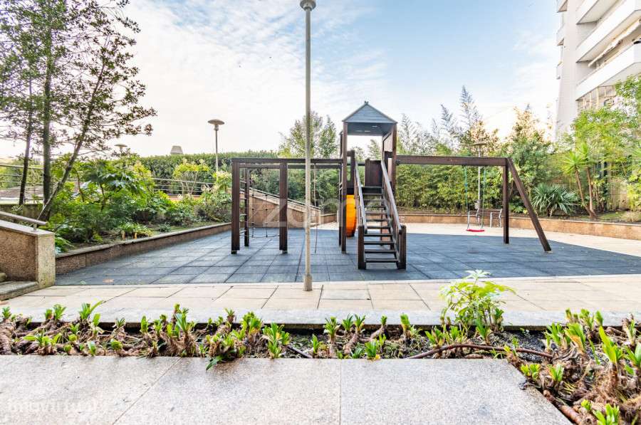 Apartamento T2+1 com Piscinas, Ginásio, Sala de Jogos e 2 Garagens-43