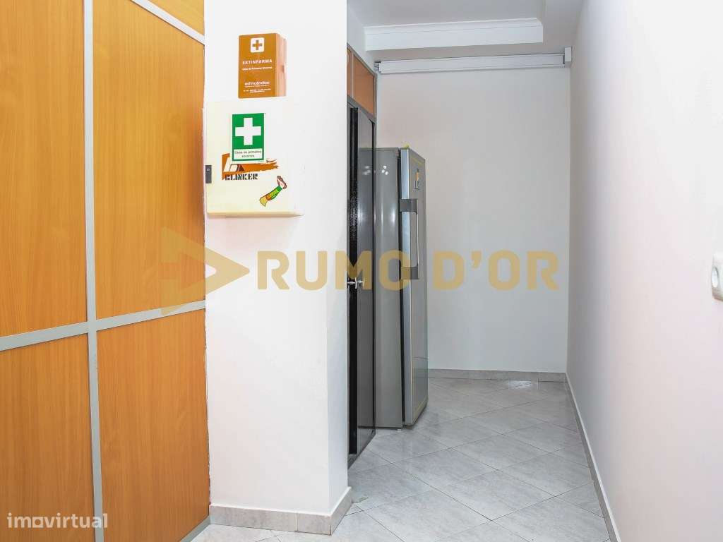 Loja com Armazém e escritórios-22