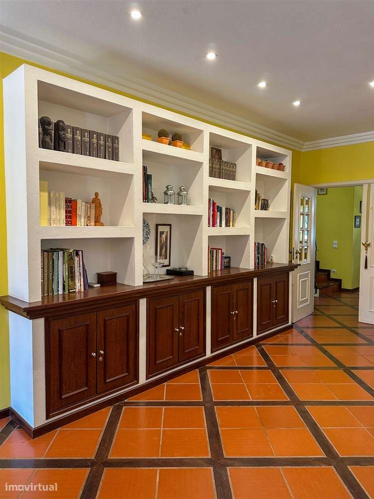 Moradia T5 com piscina e jardim a poucos metros da Praia do Alemão – A-15