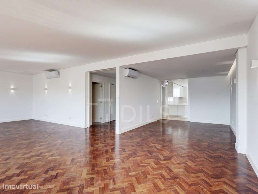 Apartamento T4 renovado, com varanda e garagem na Avenida da República - Grande imagem: 2/28