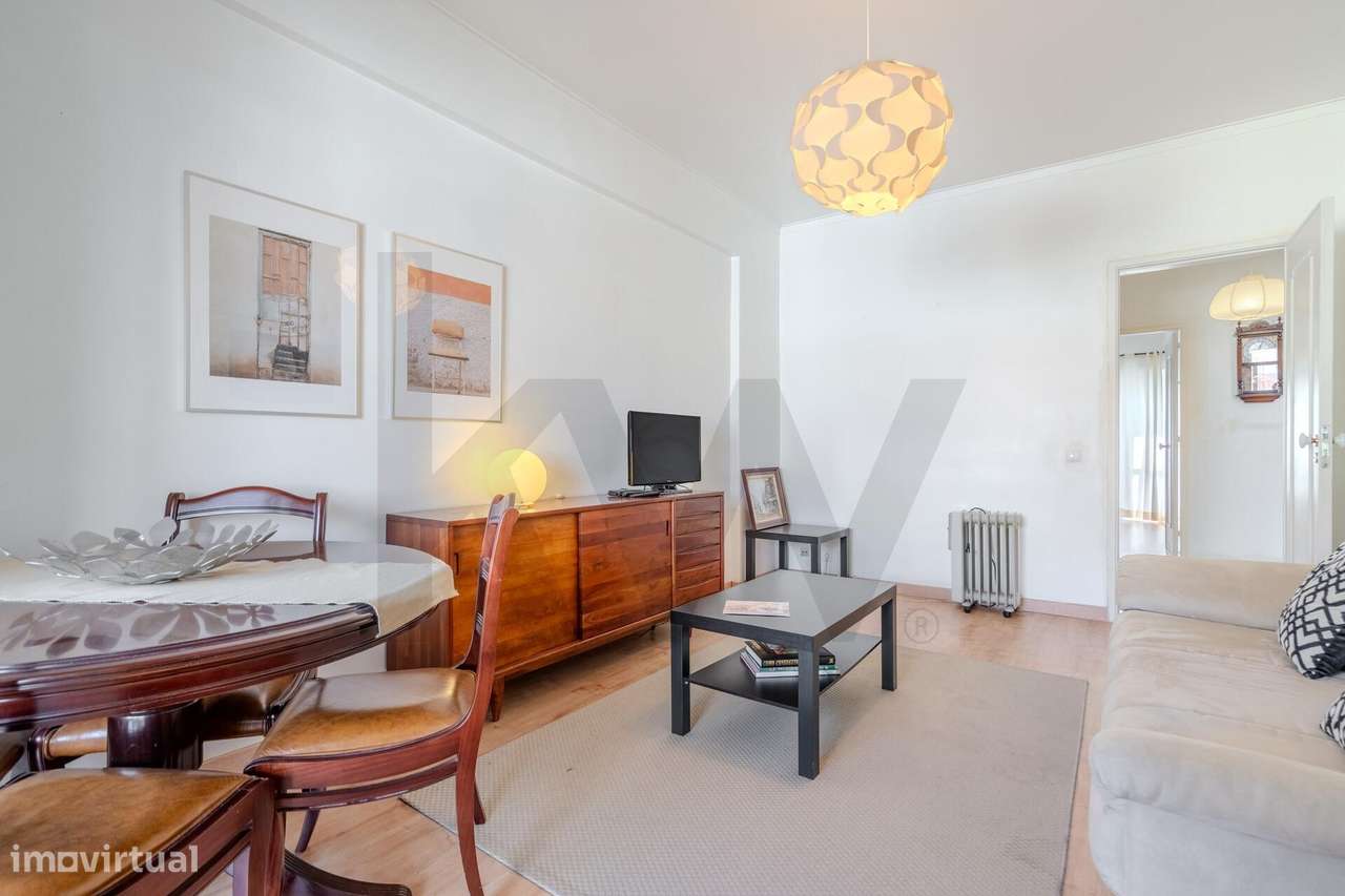 Luminoso Apartamento com Duas Frentes e Orientação Sul na Damaia – Pro-7