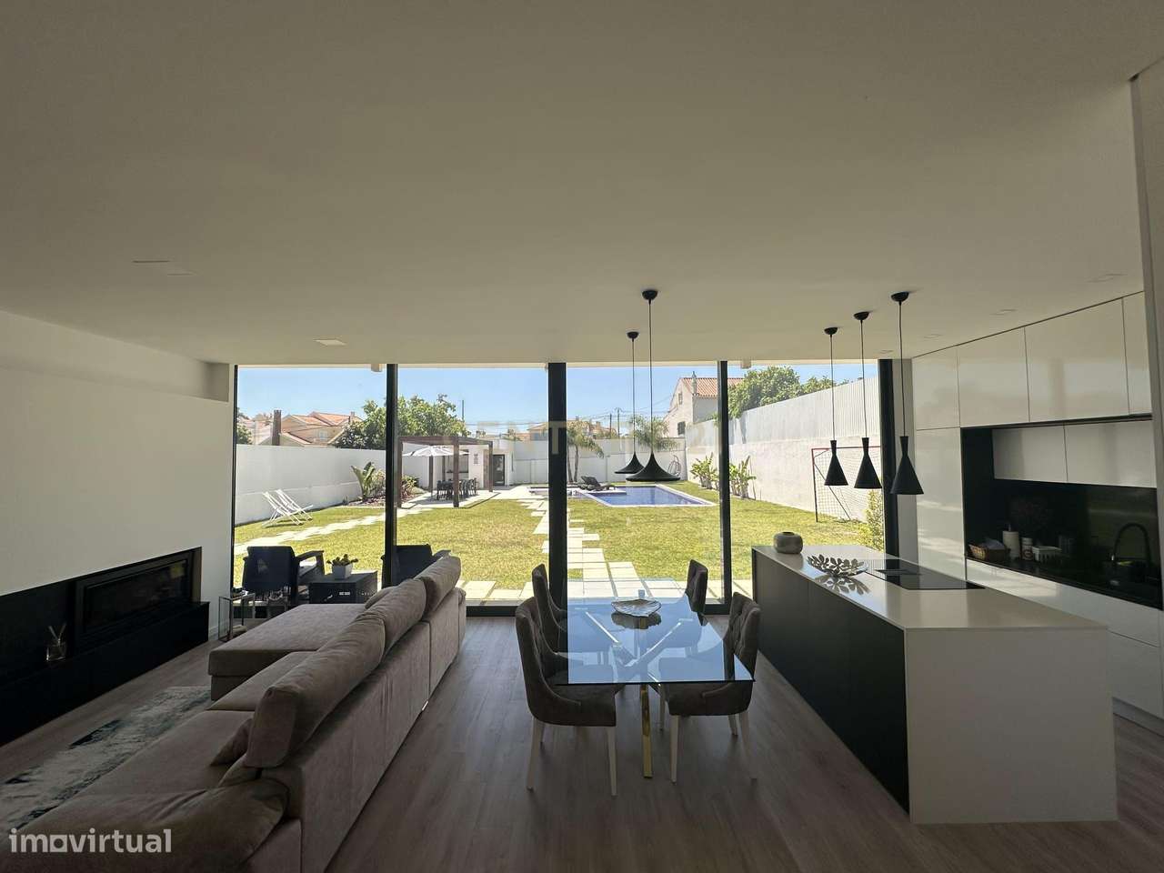 Moradia Térrea com Piscina aquecida e excelente jardim. Localizada em-23