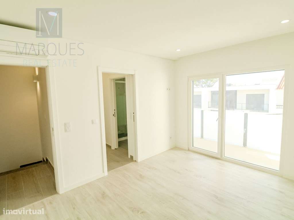 Moradia V2+2 com garagem em Vale de Milhaços - Corroios-16