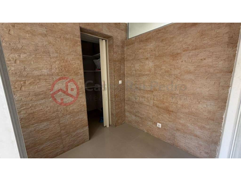 Apartamento T2 com logradouro e churrasqueira na Cova da Piedade, A...-8