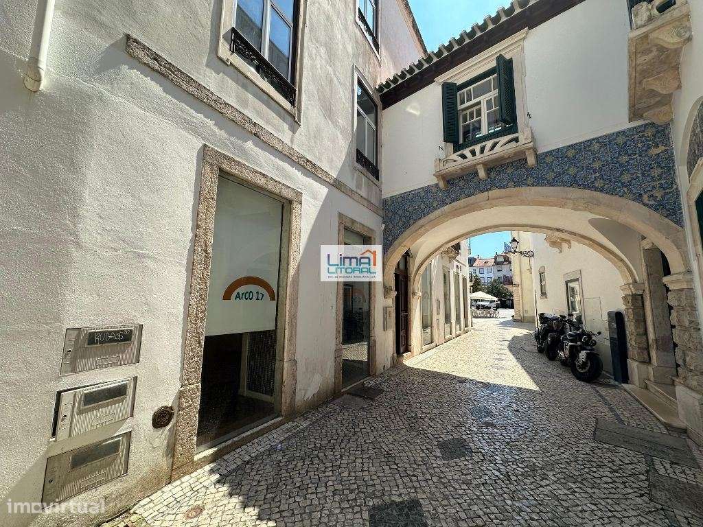 Prédio devoluto para habitação e comércio - Zona Histórica de Leiria-1