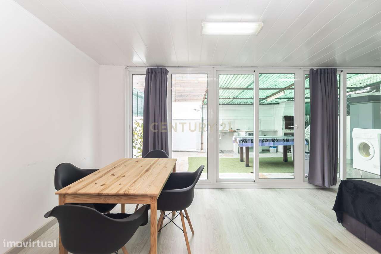 Apartamento T2 totalmente remodelado, localizado no Pinhal Novo,-1