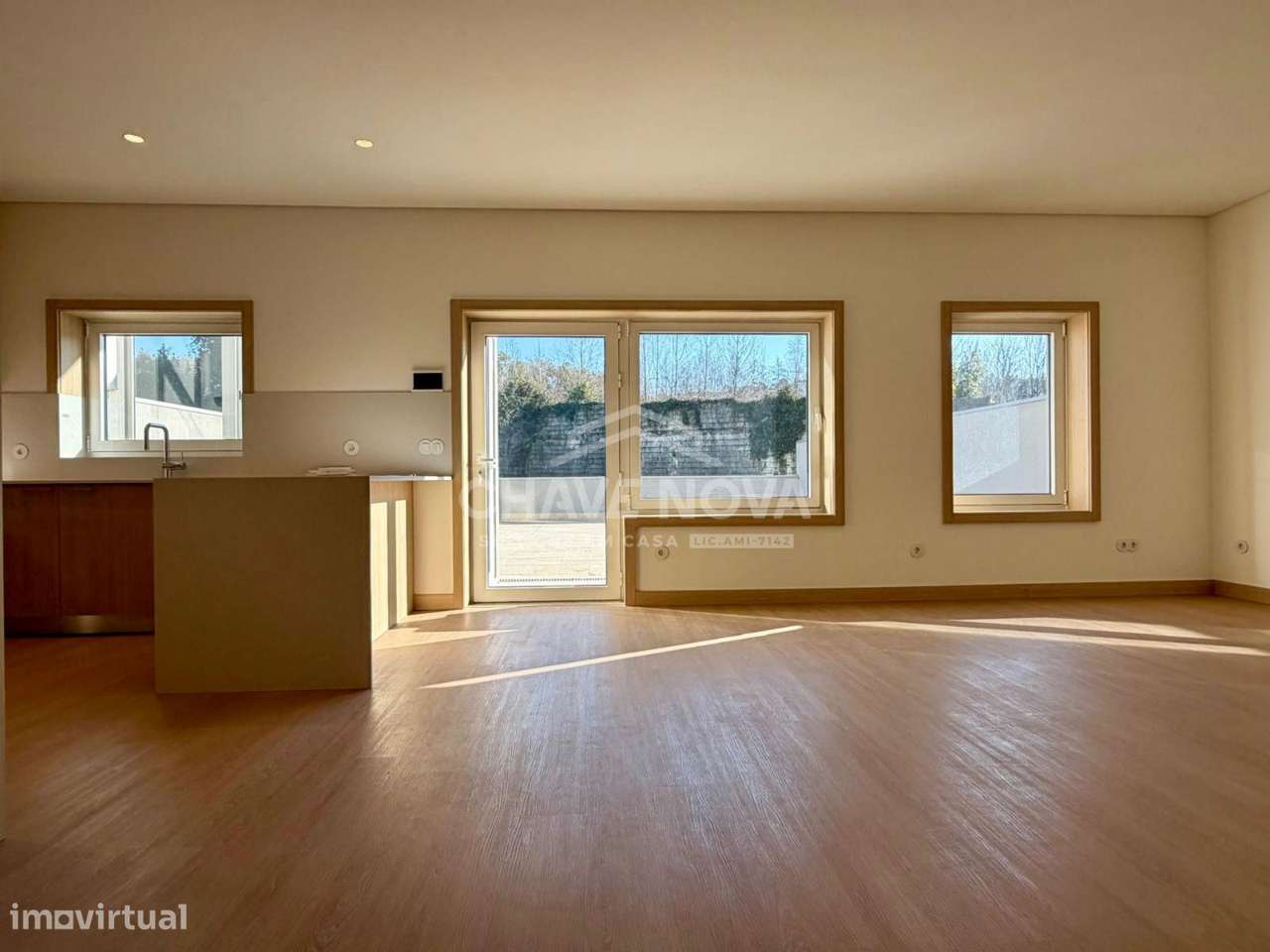 Apartamento T2 Renovado com Terraço e garagem Box-7