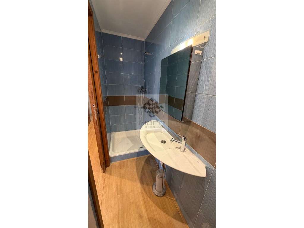 Espetacular T1 remodelado com logradouro em Benfica-21