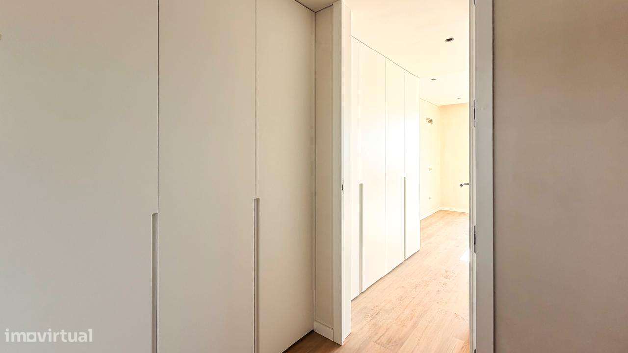 MORADIA NOVA - Com PISCINA  e  JARDIM .-24