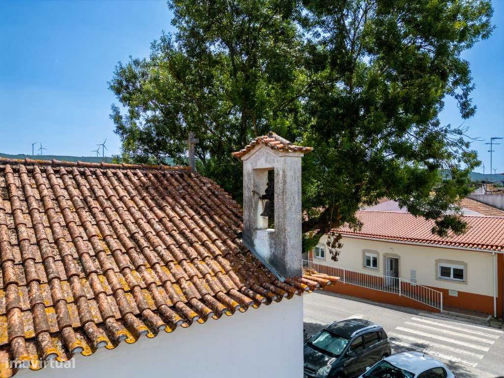 Moradia térrea, nova, geminada em zona tranquila dentro de aldeia-37