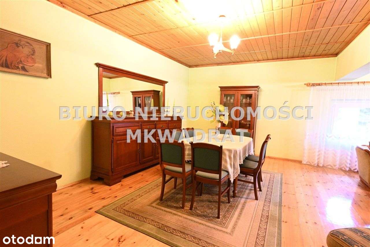 Zadbany, duży dom z garażem tuż przy centrum-16