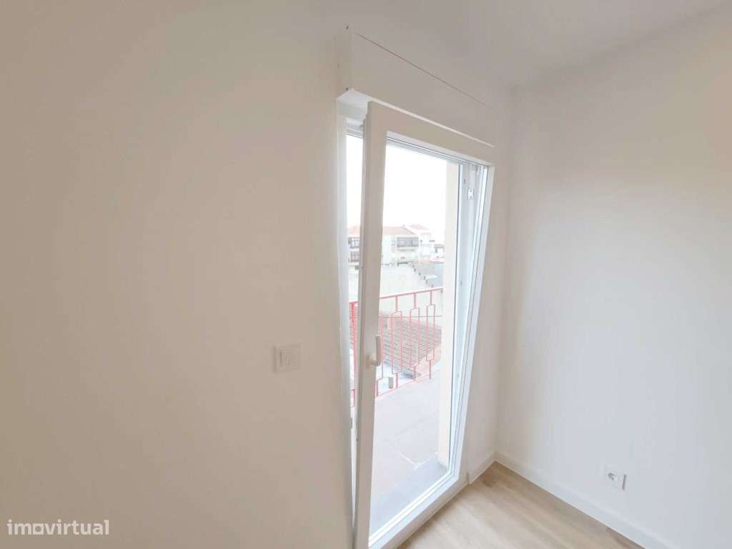 Apartamento T2 com varanda para venda em Camarate, Loures - Lisboa-13