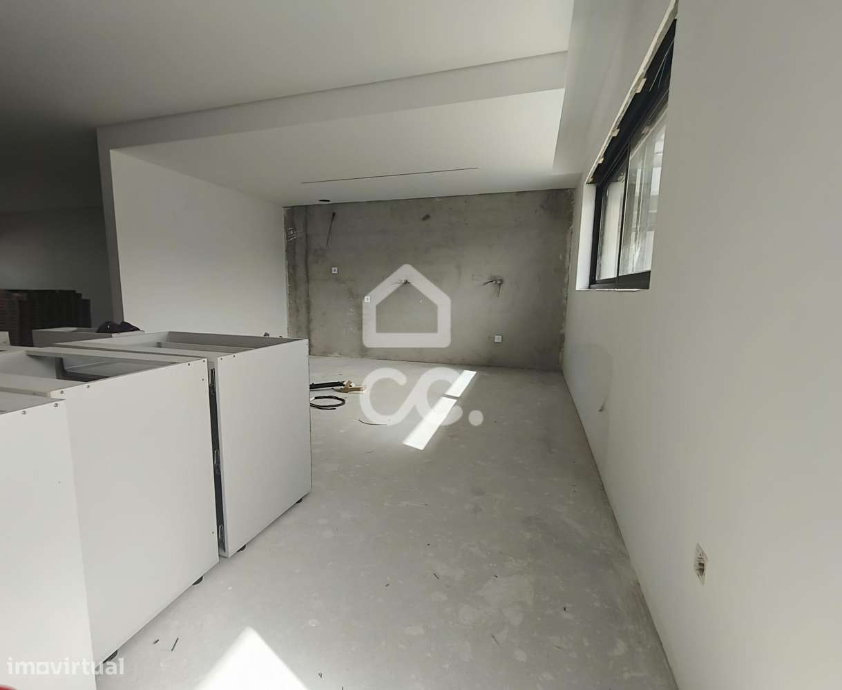 Moradia T3 Nova com 3 Suites, Jardim e Terraço – Design Contemporâneo-9