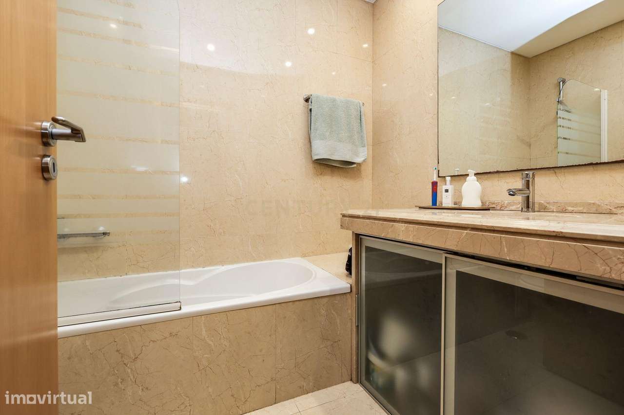 Apartamento T3 com vista panorâmica sobre o Jamor em condomínio fechad-19