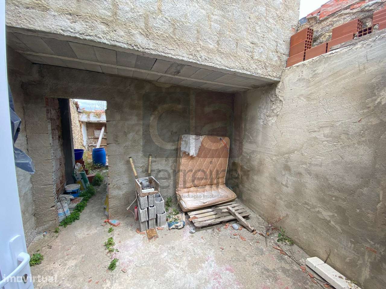 Moradia térrea no centro de Alcanhões para recuperar-4