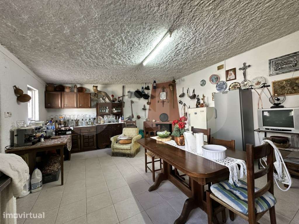 Moradia T3 com logradouro e anexo - Bairro do Espertim, Covilhã-46