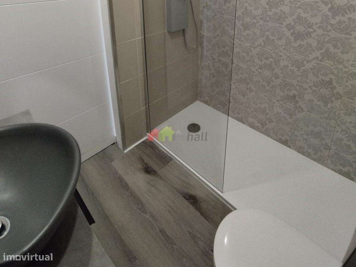 Apartamento T2 Remodelado na Baixa Banheira-12