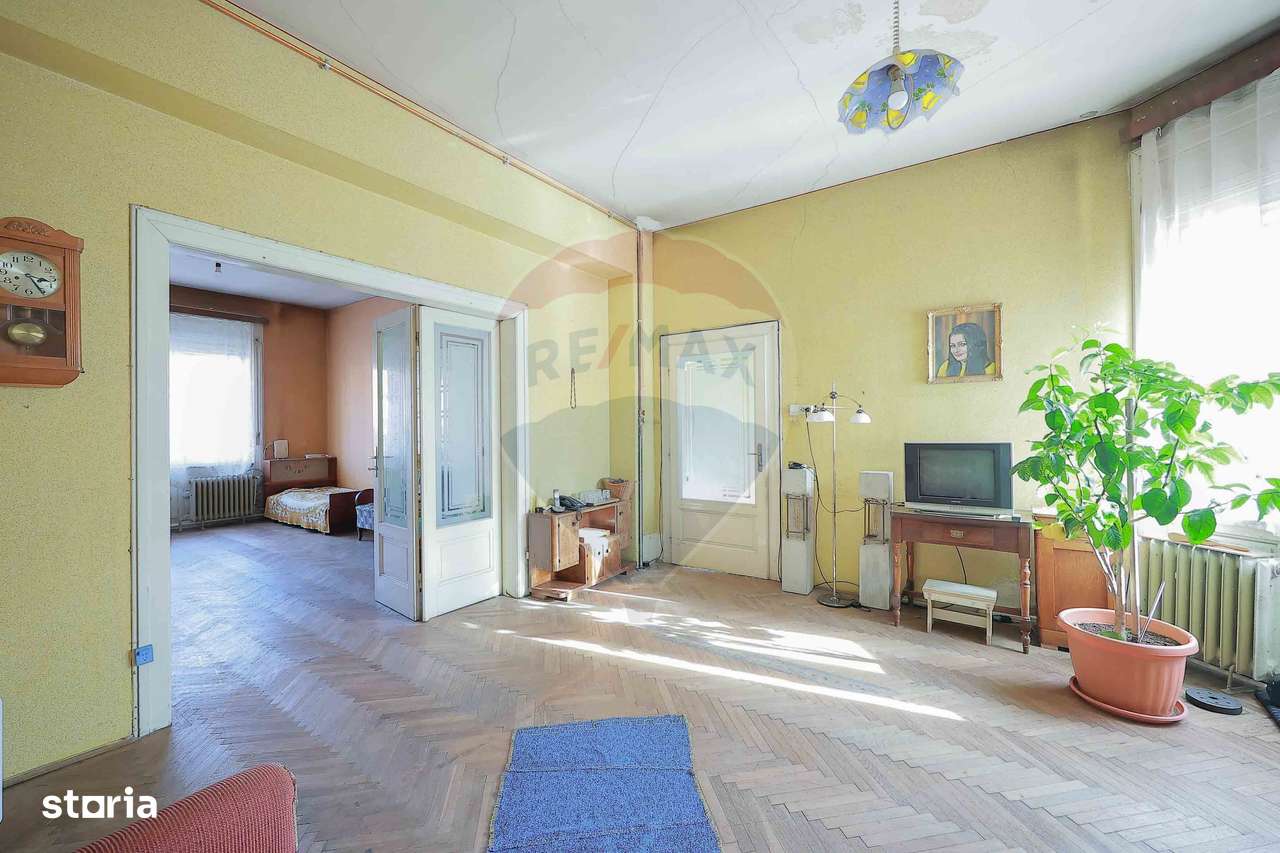 Casă Evreiască de Vânzare, Singur în Curte în zona Ultracentral-14