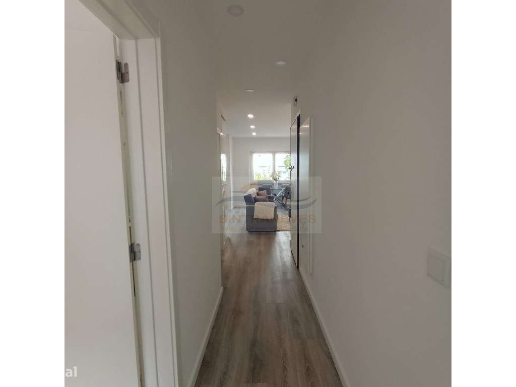 Moderno T3 com Closet, Cozinha Equipada e Luz Natural - Remodelado ... - Grande imagem: 5/7