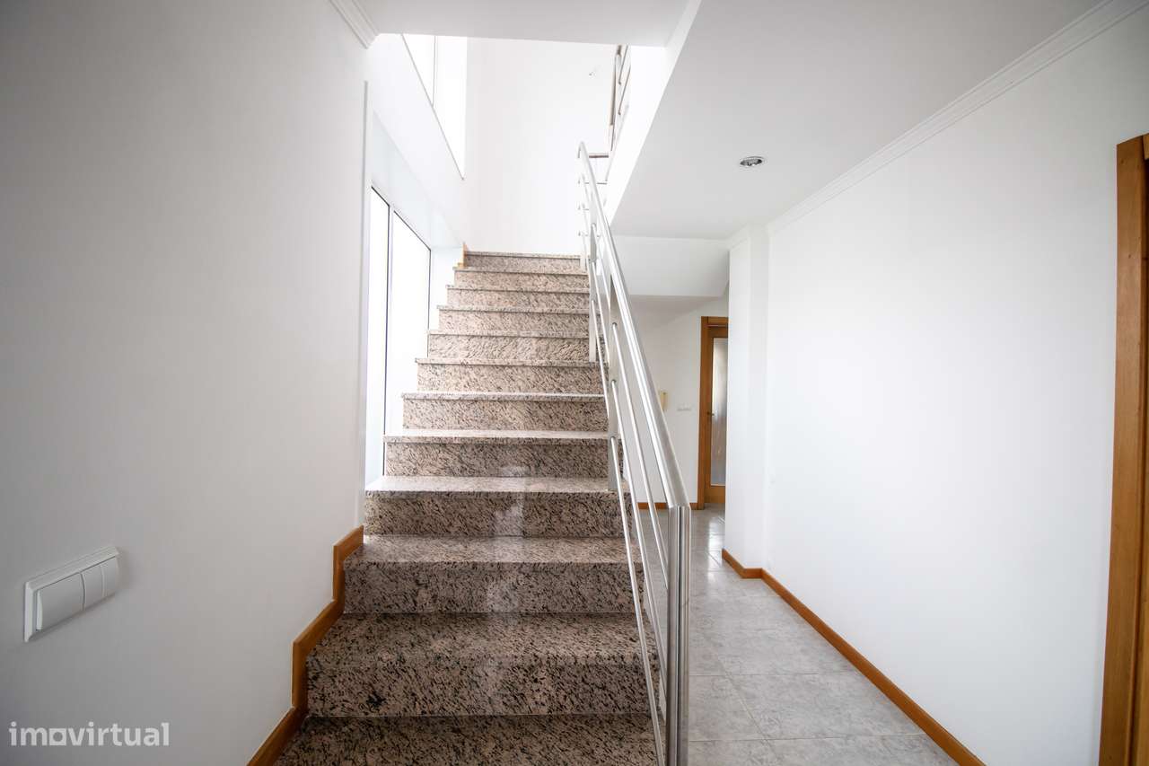 Moradia T4 Usada em Excelente Localização – A Apenas 1 km da Praia-21