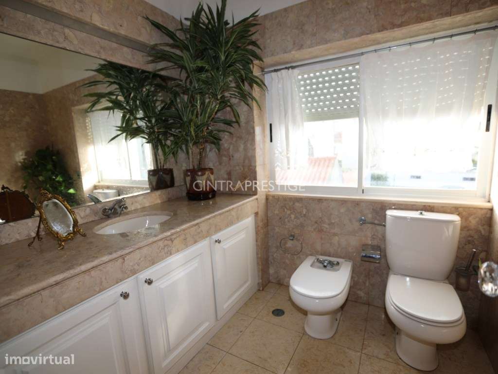 Moradia no Centro de Mafra com 2 Pisos e 2 Garagens.-18