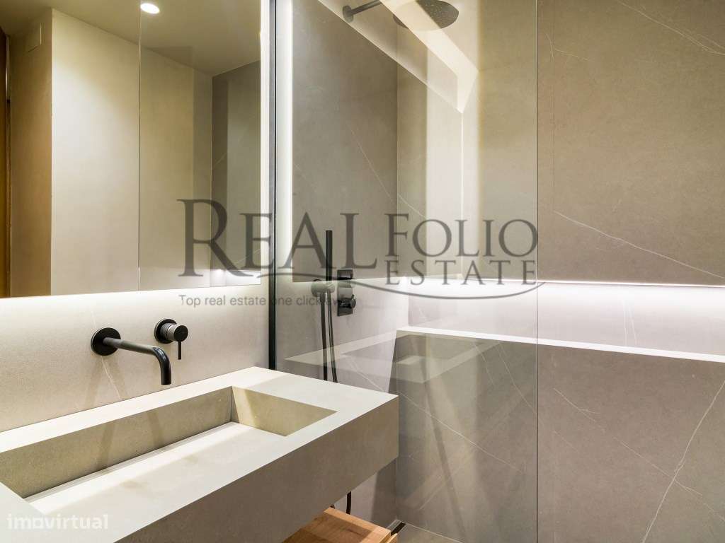 Moradia T5 com acabamentos de luxo e vista panorâmicas sobre a Baia...-43