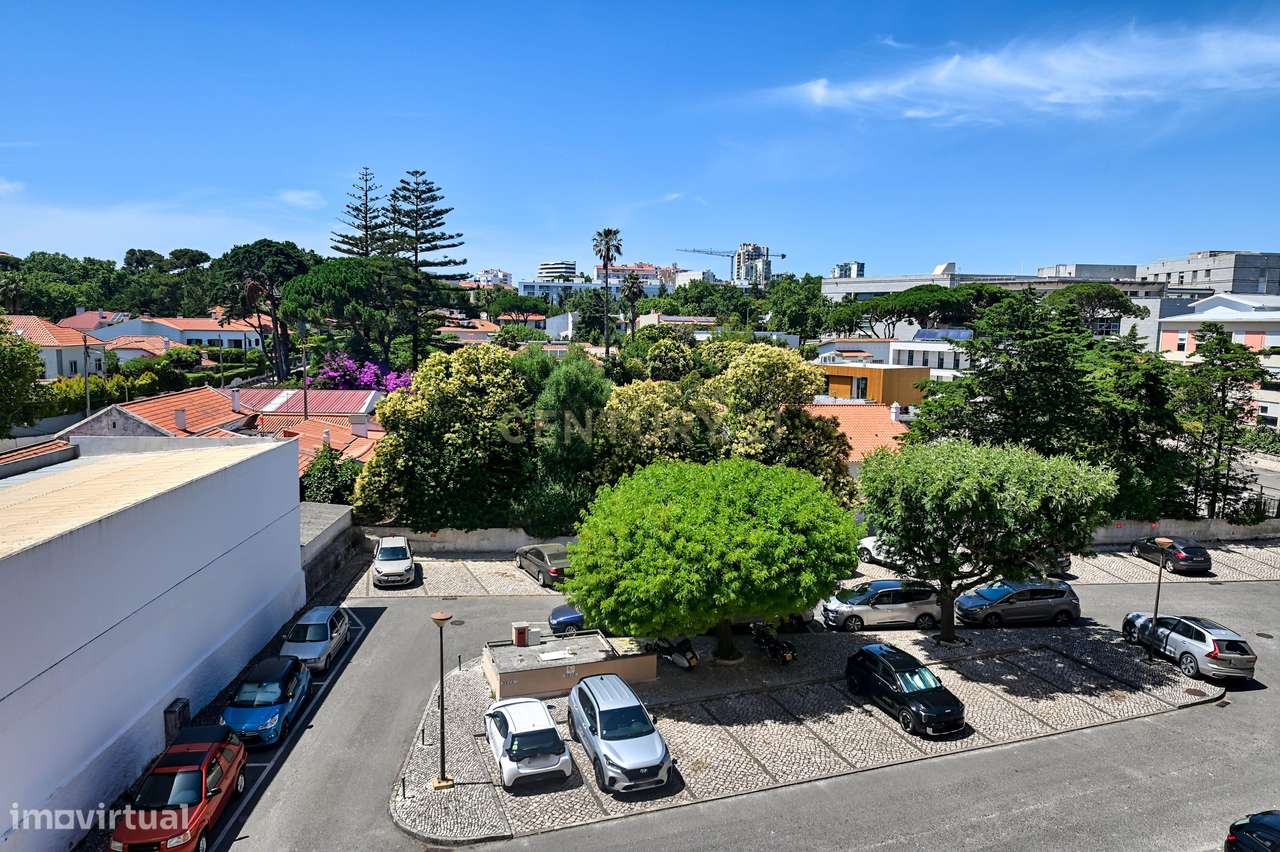 Apartamento Renovado em Cascais com Terraço e Garagem-25
