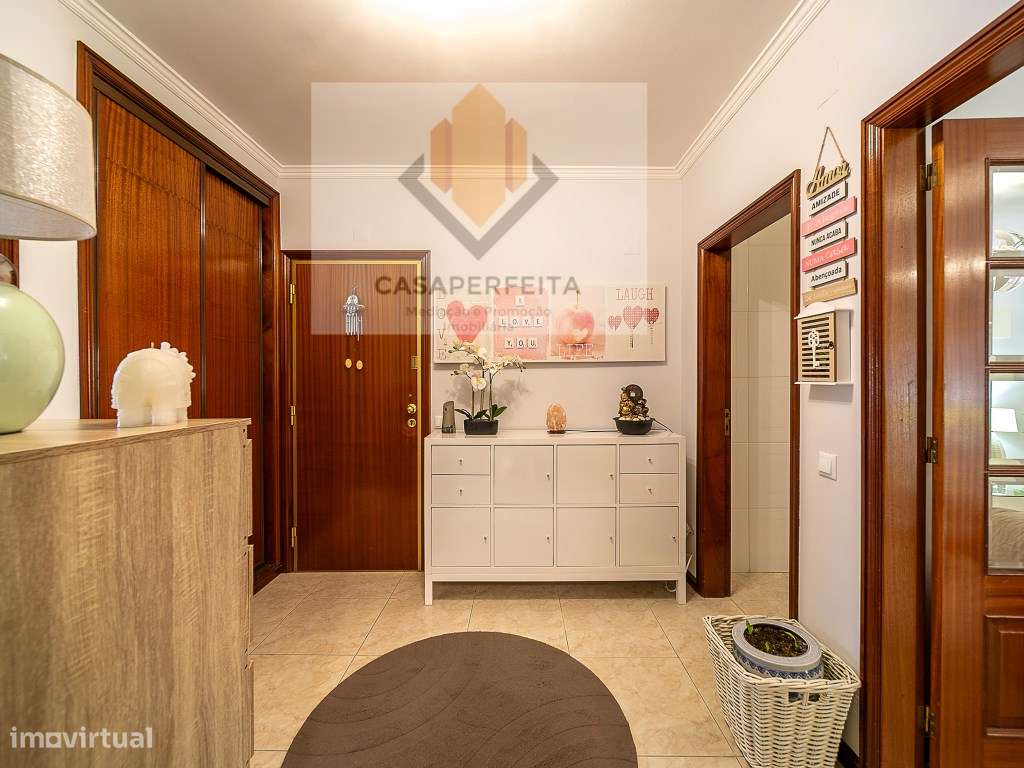 Deslumbrante T2 de 2 Frentes com Varandas e Box - Canelas-18