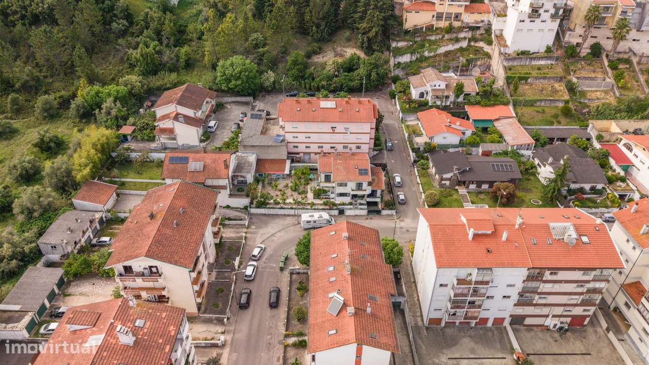 Moradia T5 com sótão + Anexo T1 + Estúdio | Garagem | Santa Apolónia-24