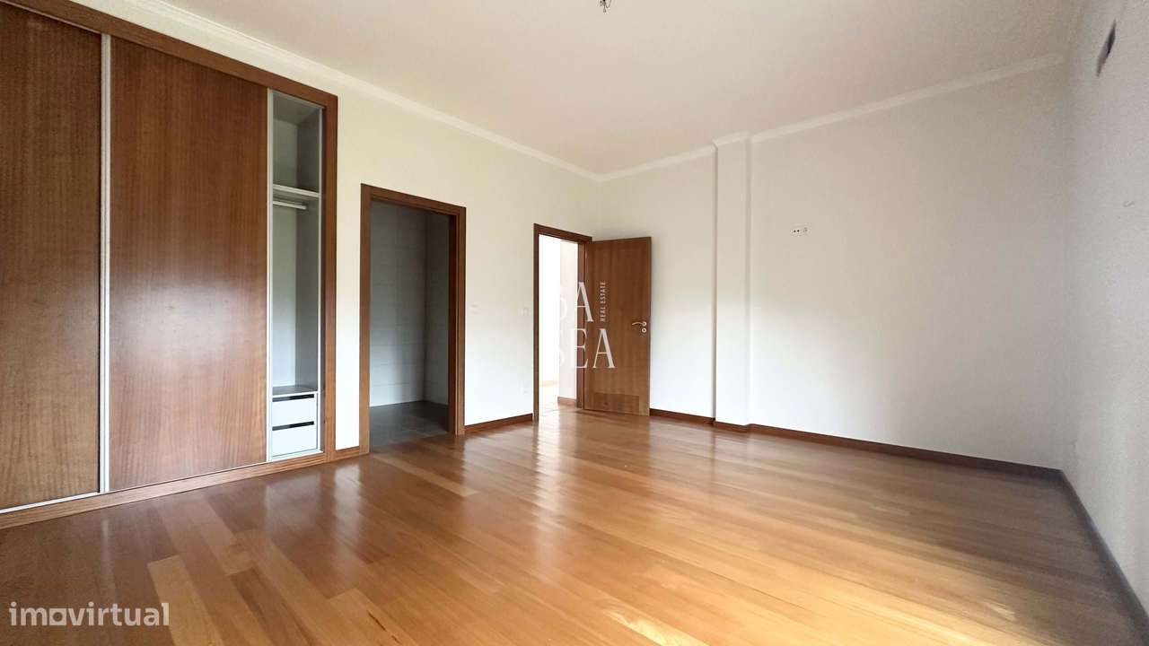 Quinta com 3 Habitações 2 Armazéns e 1 ha de Vinha em Barbeita Monção.-18