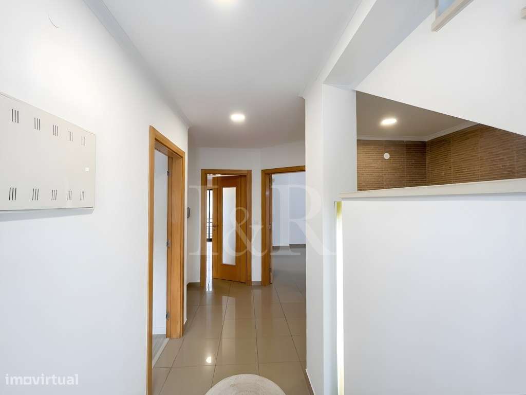 Moradia T5 com varandas, jardim e garagem no Feijó, Almada-9