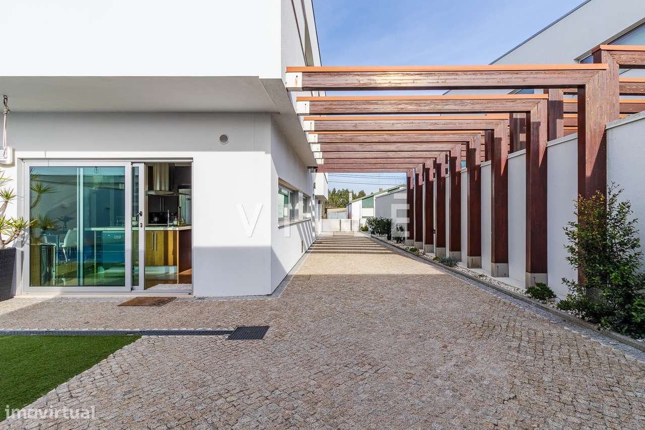 Moradia T4 com piscina aquecida e garagem dupla-6