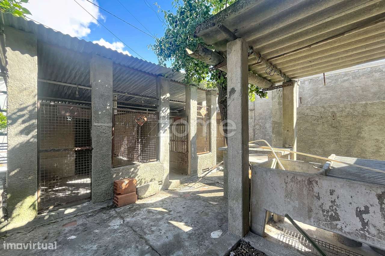 Moradia T4 com jardim e espaço exterior-37
