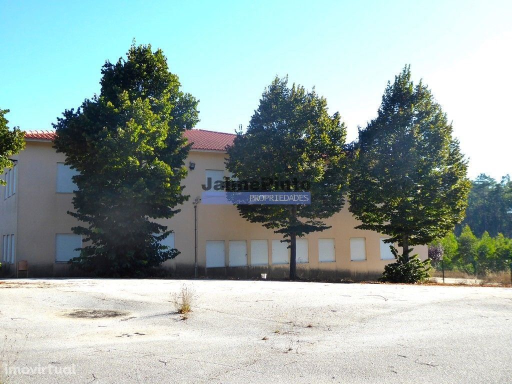 Edifício adaptável a Hostel, Geriatria ou Saúde. Portugal, Santarém...