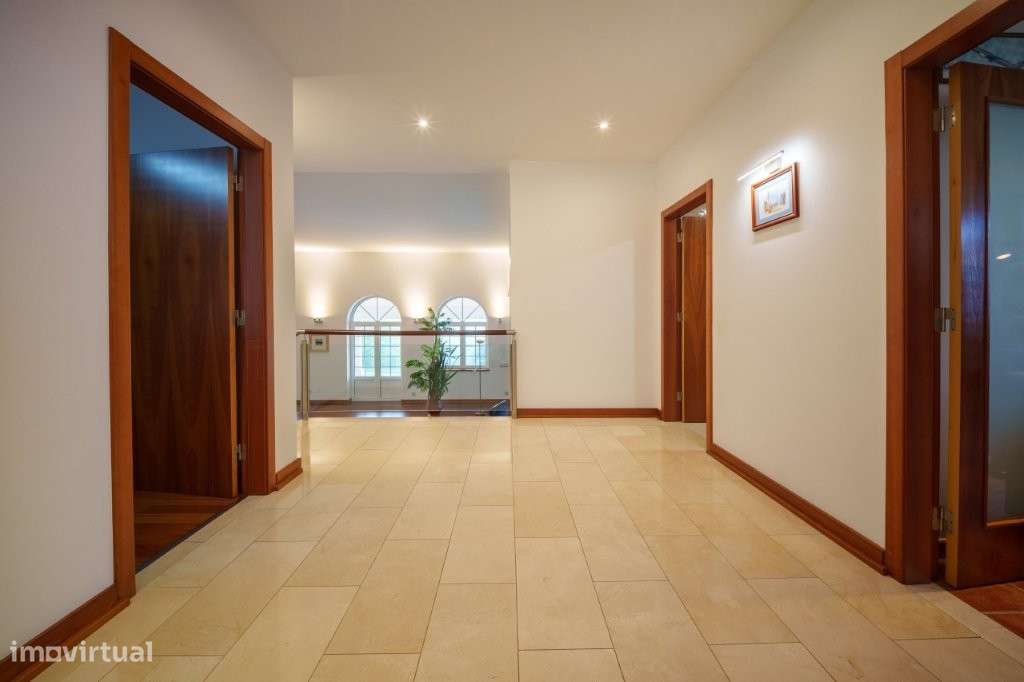 Moradia T5 - Tomar, inserida num amplo terreno de 15.560 m² - Grande imagem: 4/42