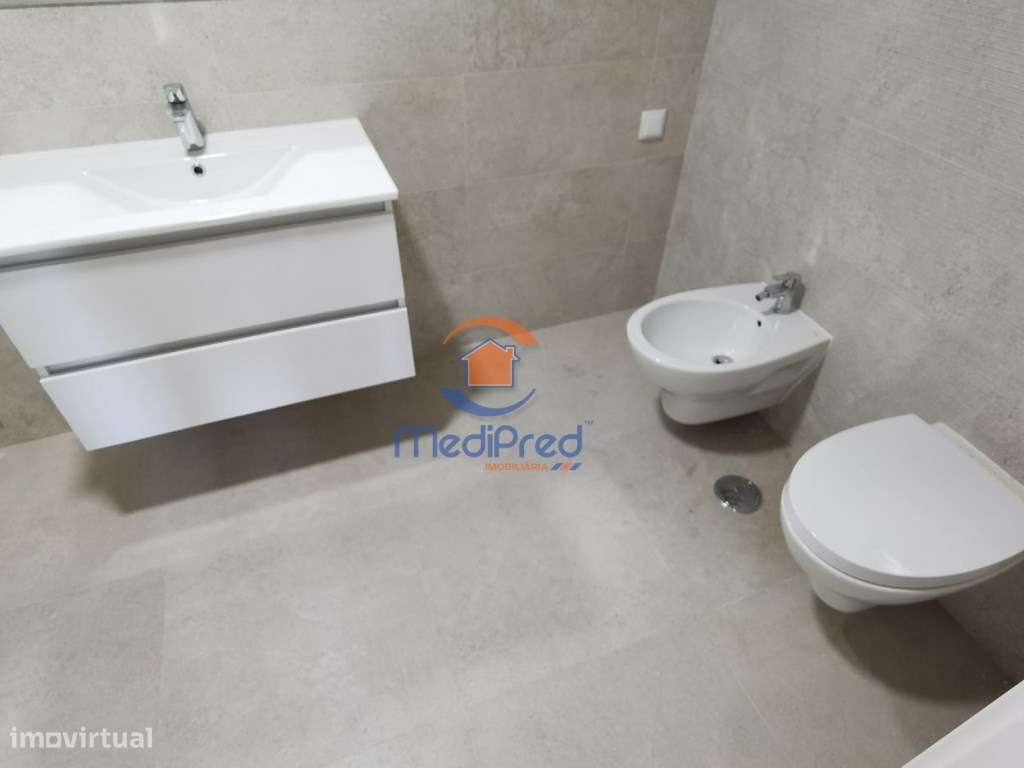 Apartamento T2, em condomínio privado, com BOX | Loures-20