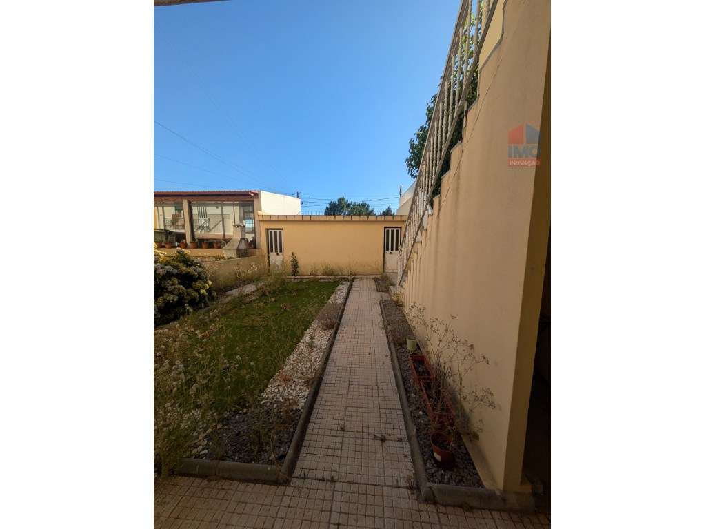 MORADIA T4 EM BANDA JUNTO AO HOSPITAL DE VILA REAL-12