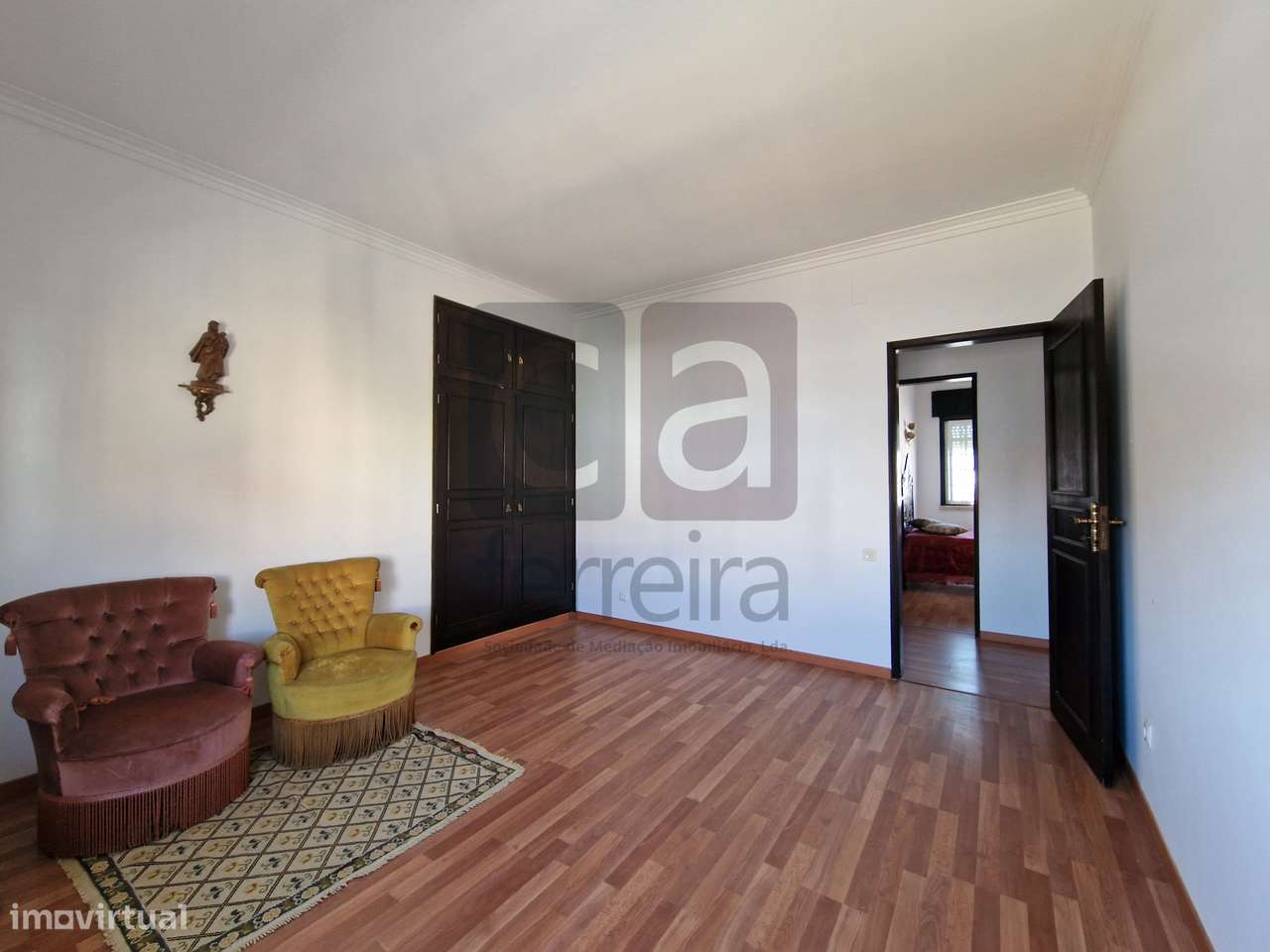 Moradia T3+1 no centro de Almeirim com garagem ampla e quintal-17