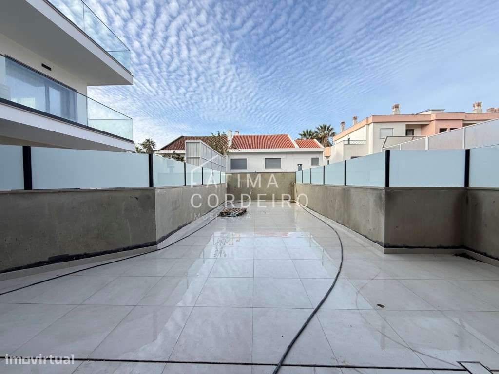 T2 com Terraço de 72m2 com Jacuzzi - Sto António da Caparica - Grande imagem: 2/23