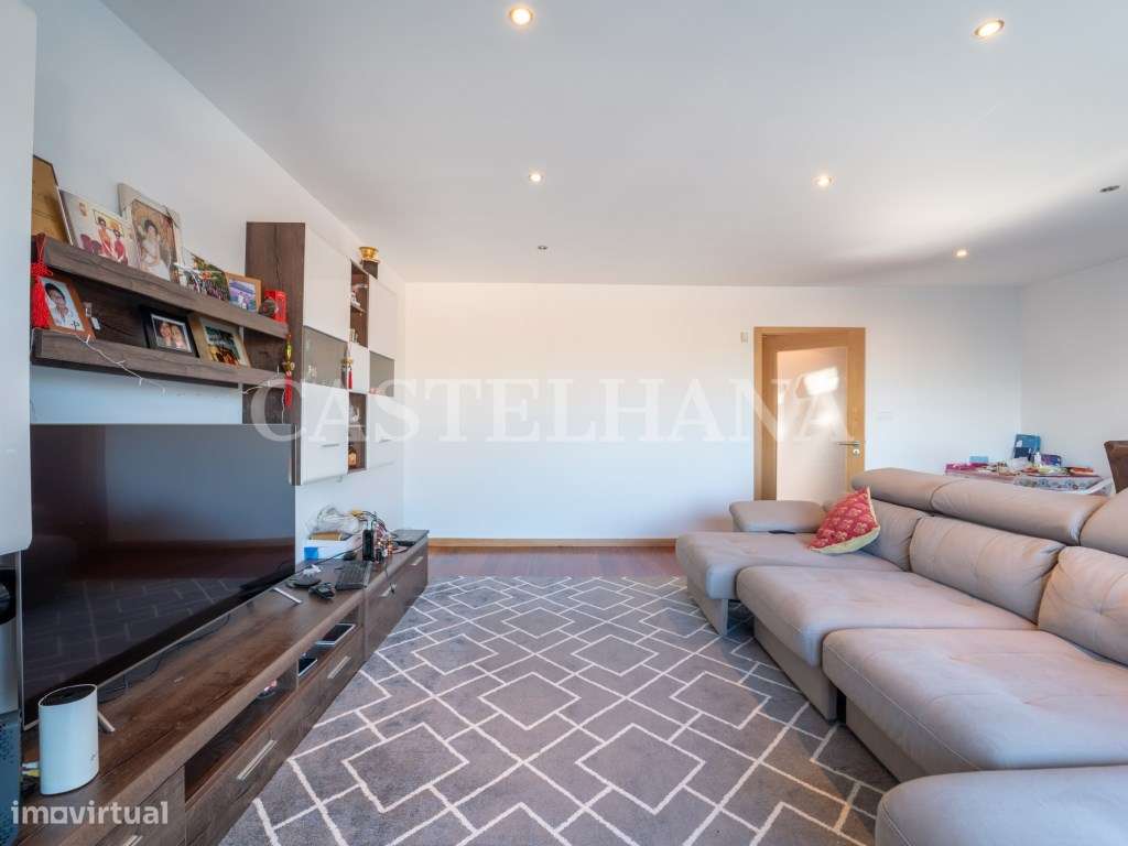 Moradia T4+1 com jardim, terraços e garagem privada, próxima a Mari...-13