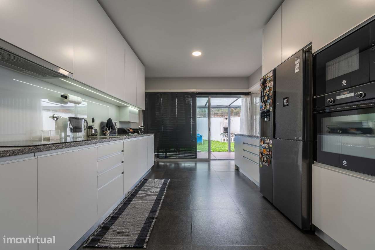 Moradia T4, em banda, de cave, rés-do-chão e andar, como nova!-3