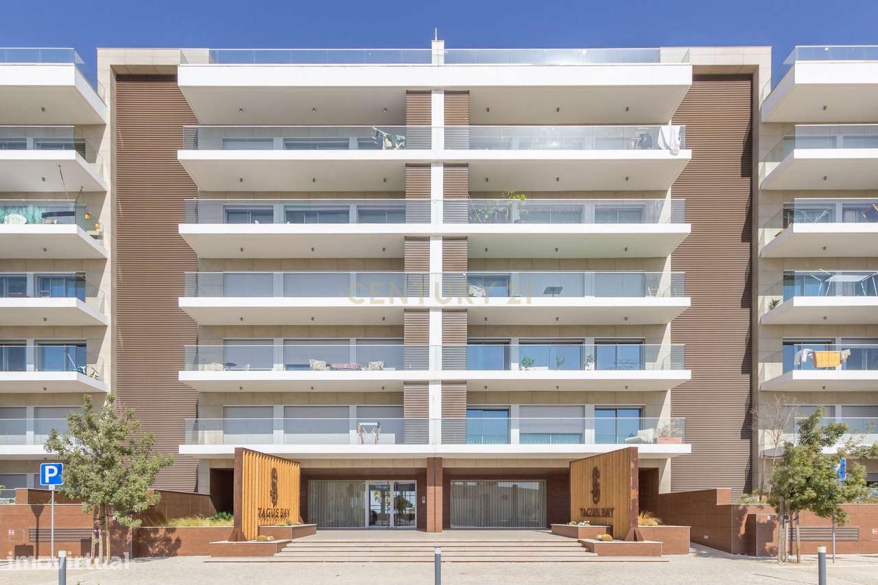 T4 em Condomínio Fechado com Vista Rio - Alcochete-0