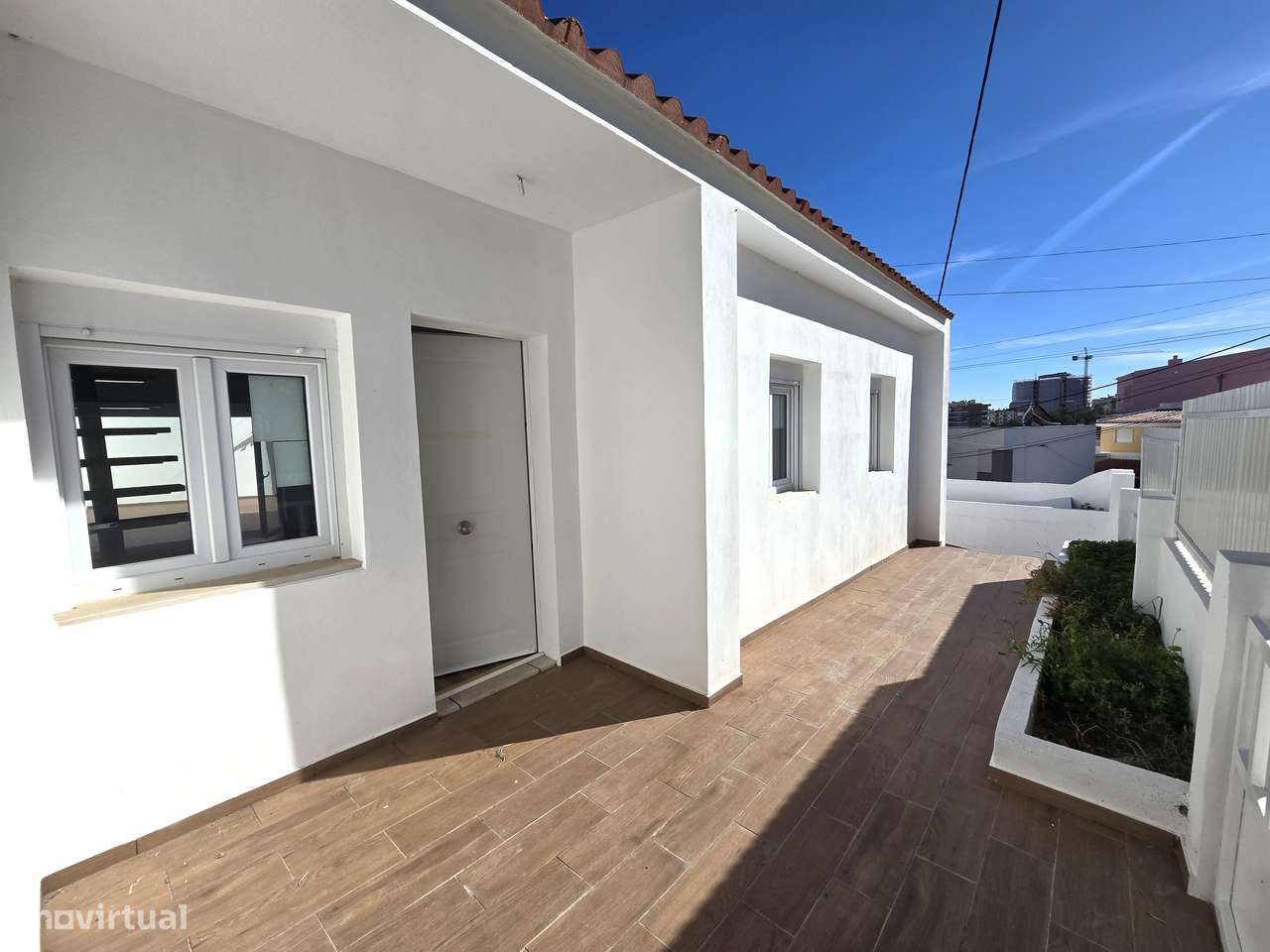 Fantástica Moradia T2 Totalmente Renovada, Independente em Setúbal-32