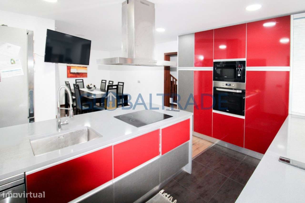 Moradia T4 com terraço e jardim em Alfena-6
