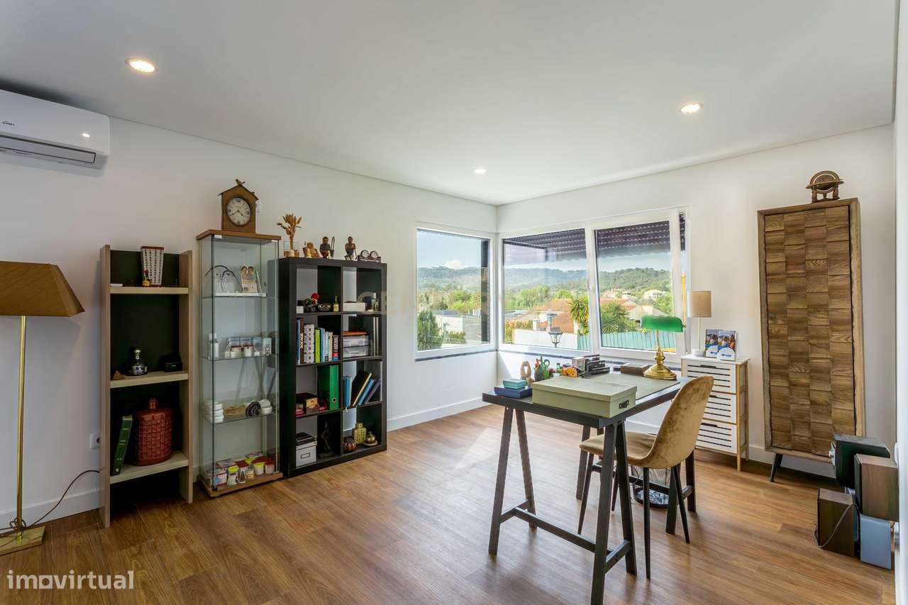 Moradia V4 isolada de arquitetura contemporânea com piscina, com vista-7