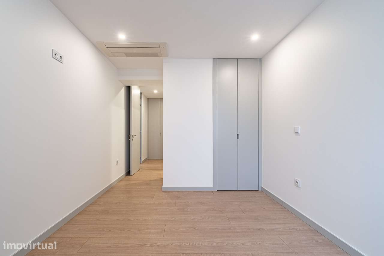 T4 amplo, 4 suites e estacionamento 4 carros – Marquês, Porto-39