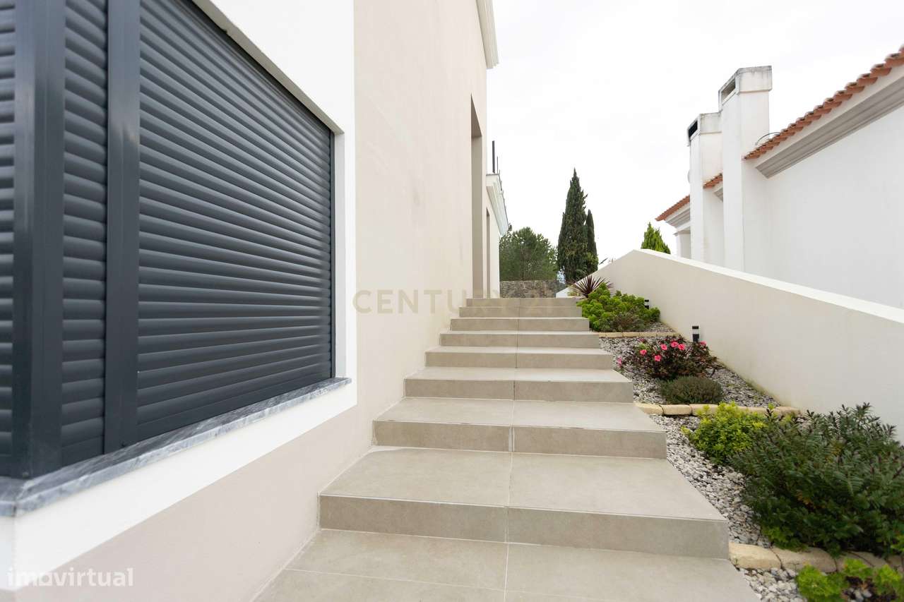 Moradia V4 isolada de arquitetura contemporânea com piscina, com vista-25