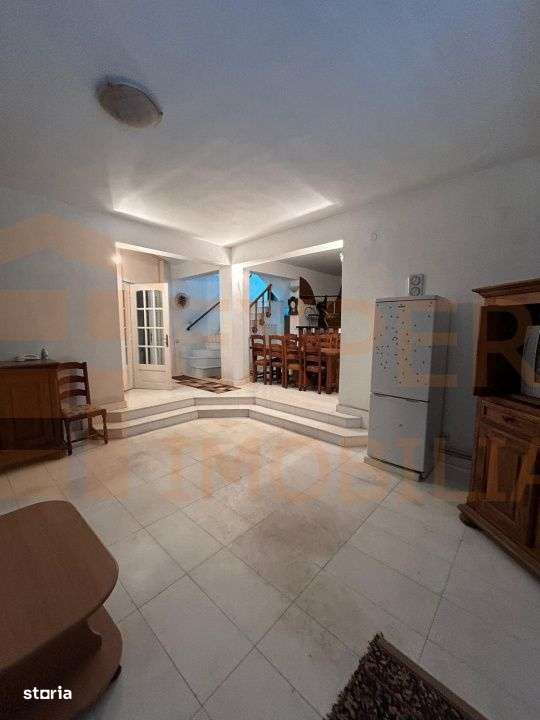 Povestea unei case la doar 200 m de valuri, cu piscina si terasa panor - Imagine principală: 5/19