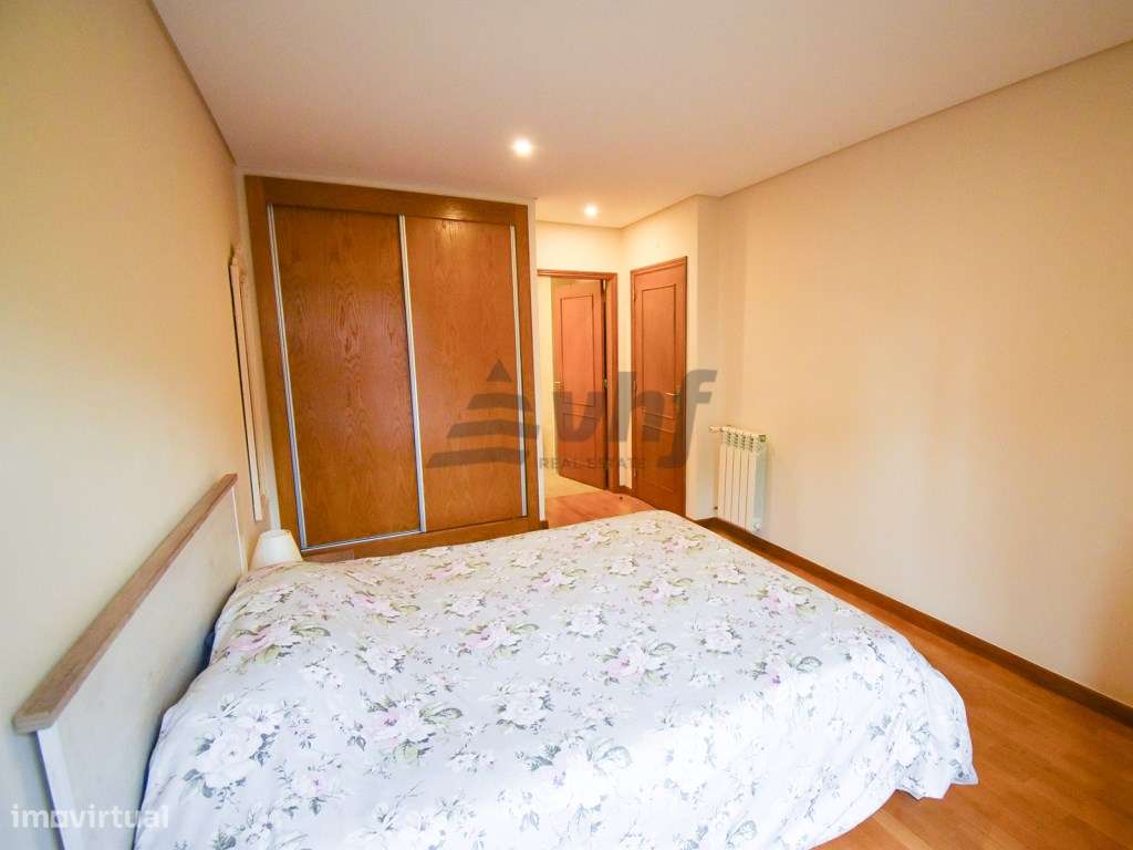 T2 espaçoso com varanda, garagem e excelente exposição solar-18