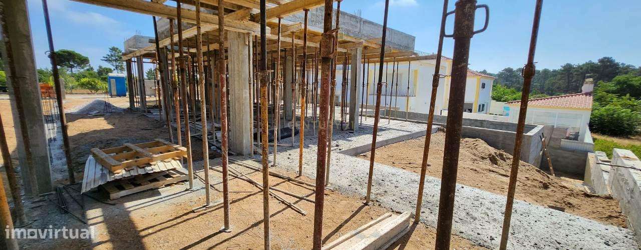 Moradia térrea e isolada, em início de construção, inserida em lote co-18